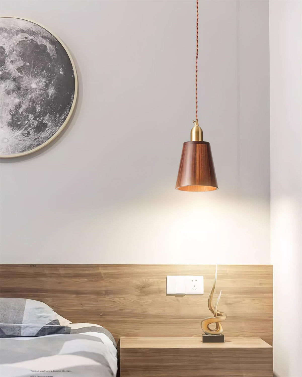 Lámpara colgante de madera en varios formatos, en madera maciza y latón