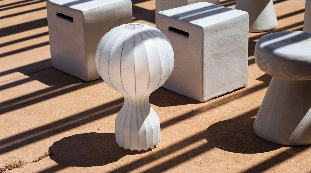 Lirove lámpara de mesa escultórica de acero