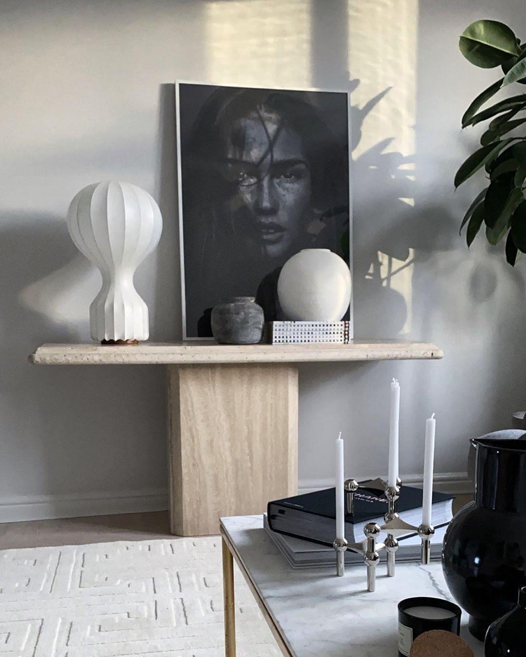 Lirove lámpara de mesa escultórica de acero