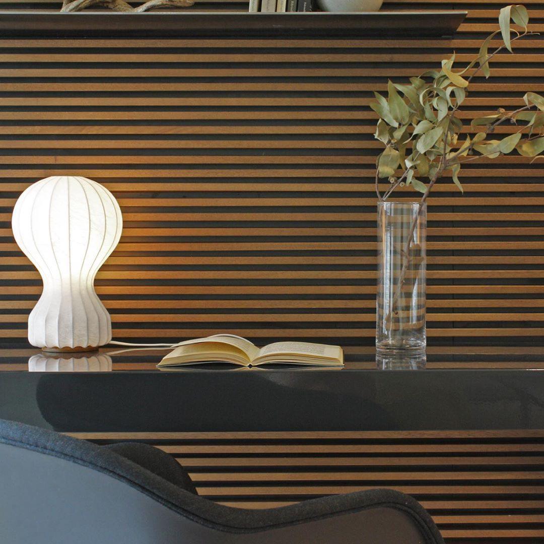 Lirove lámpara de mesa escultórica de acero