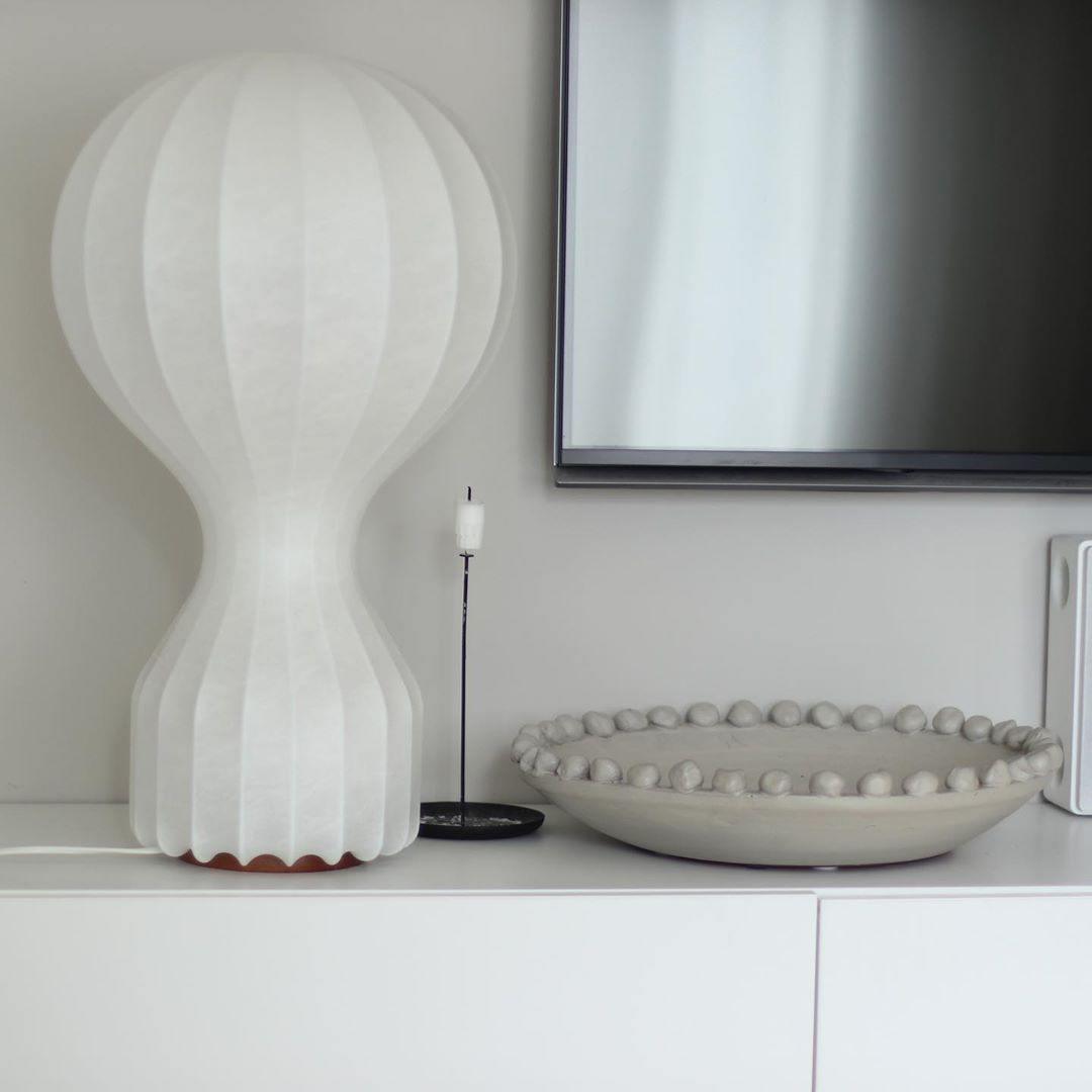 Lirove lámpara de mesa escultórica de acero