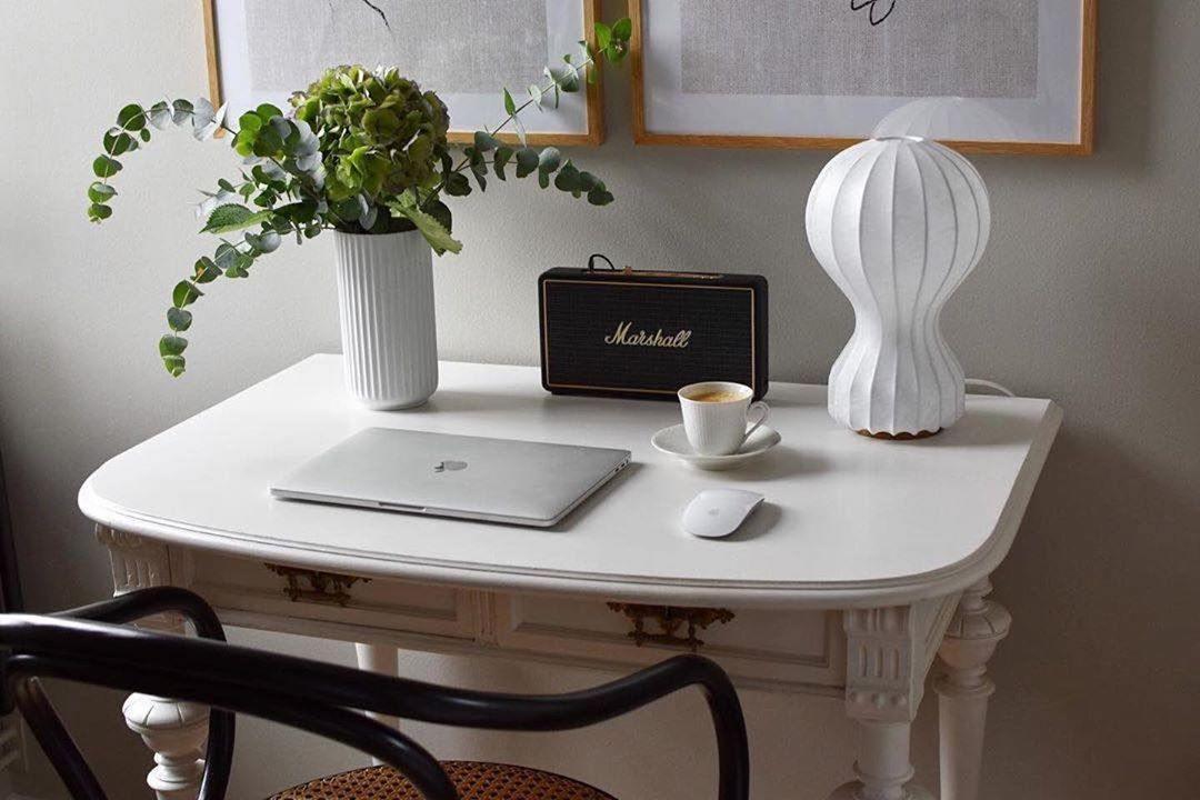 Lirove lámpara de mesa escultórica de acero