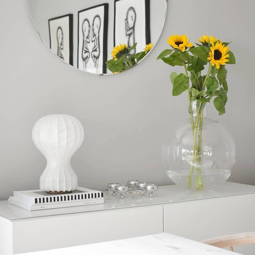 Lirove lámpara de mesa escultórica de acero
