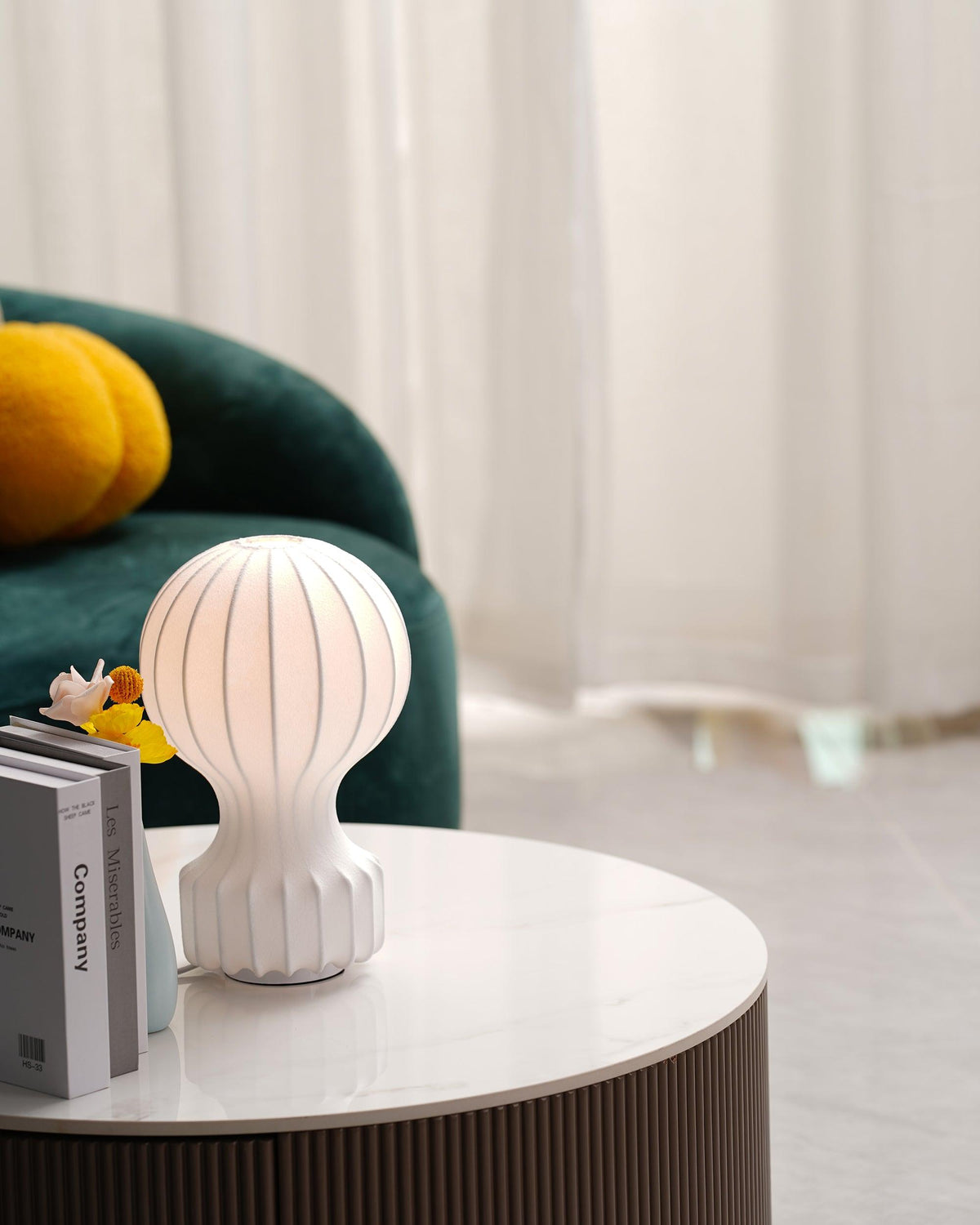 Lirove lámpara de mesa escultórica de acero