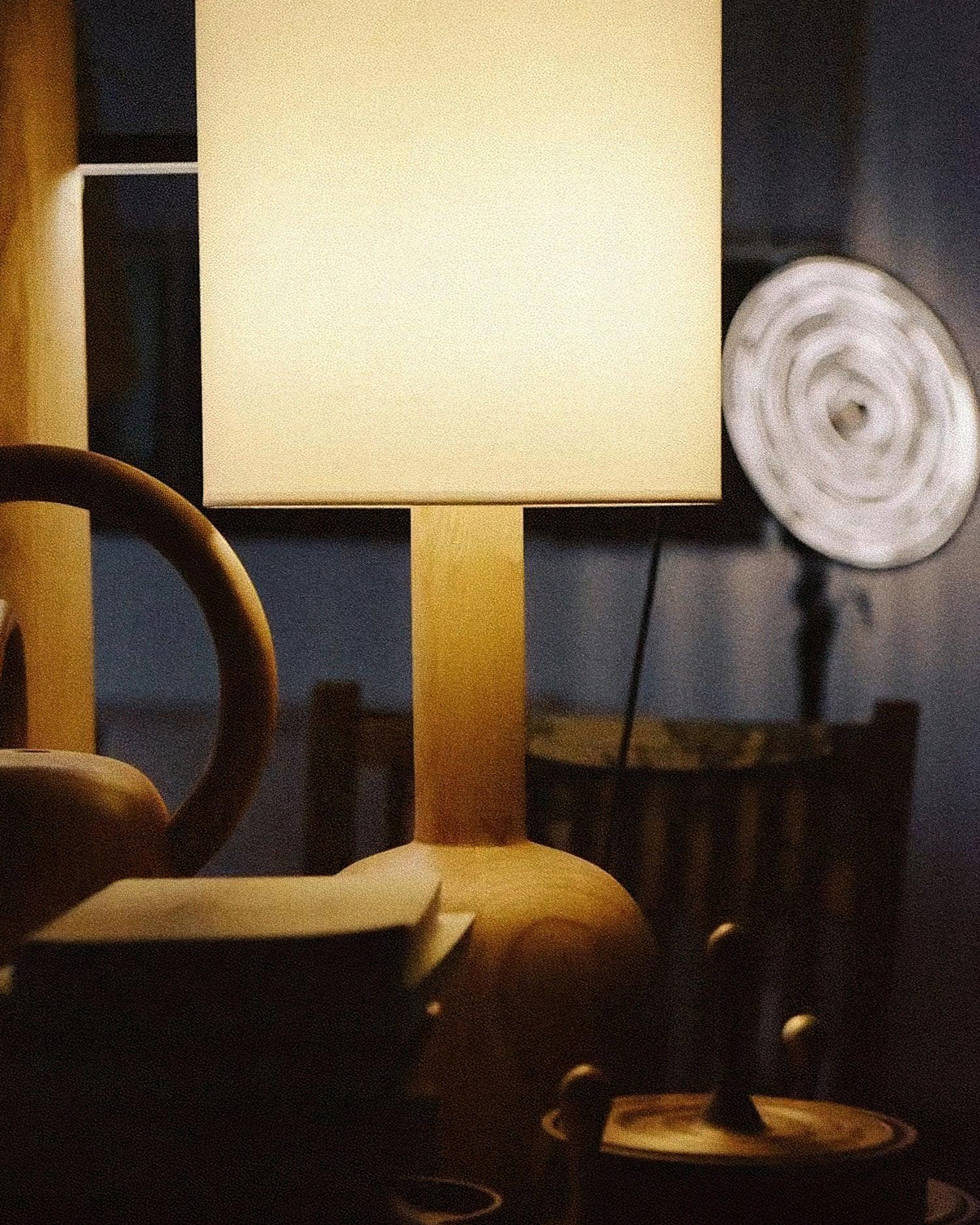 Ravmis lámpara de mesa rústica de madera