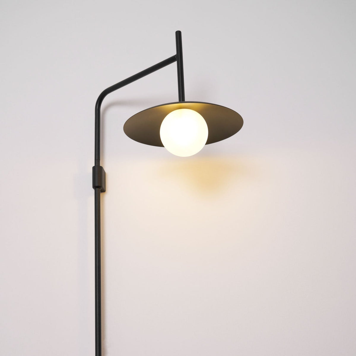 Paxon aplique de pared Swing Arm con vidrio enchufable