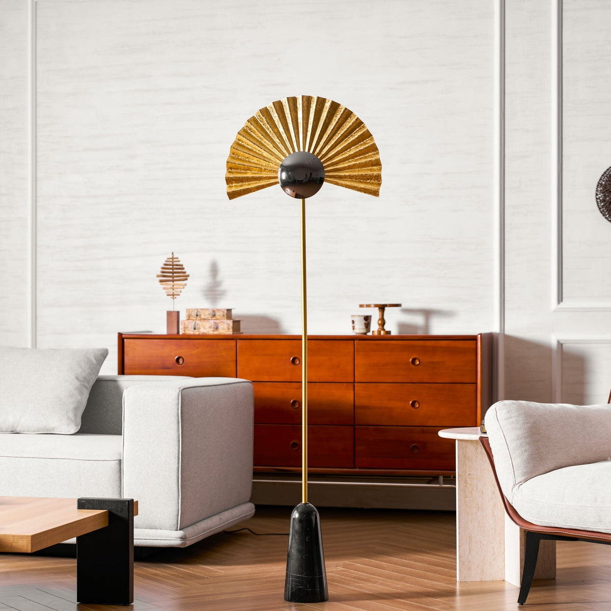 Solvaar lámpara de pie con pantalla de ventilador dorada plisada