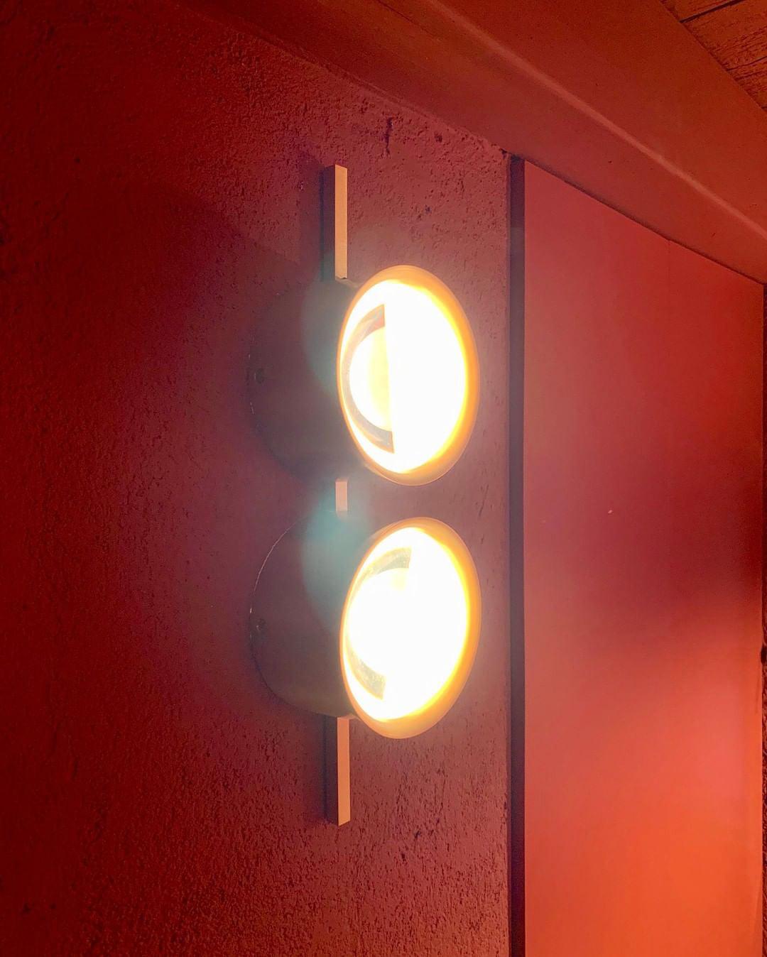 Elynis aplique de pared moderno en latón y vidrio
