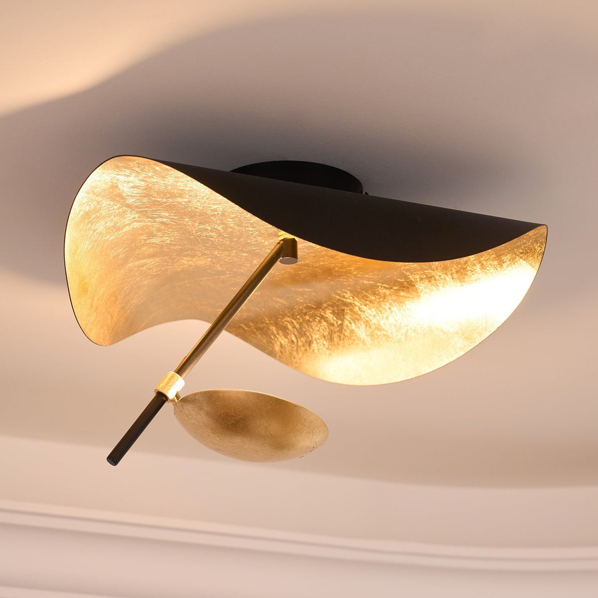Solenena lámpara de techo Solena con abatidor curvado y interior dorado