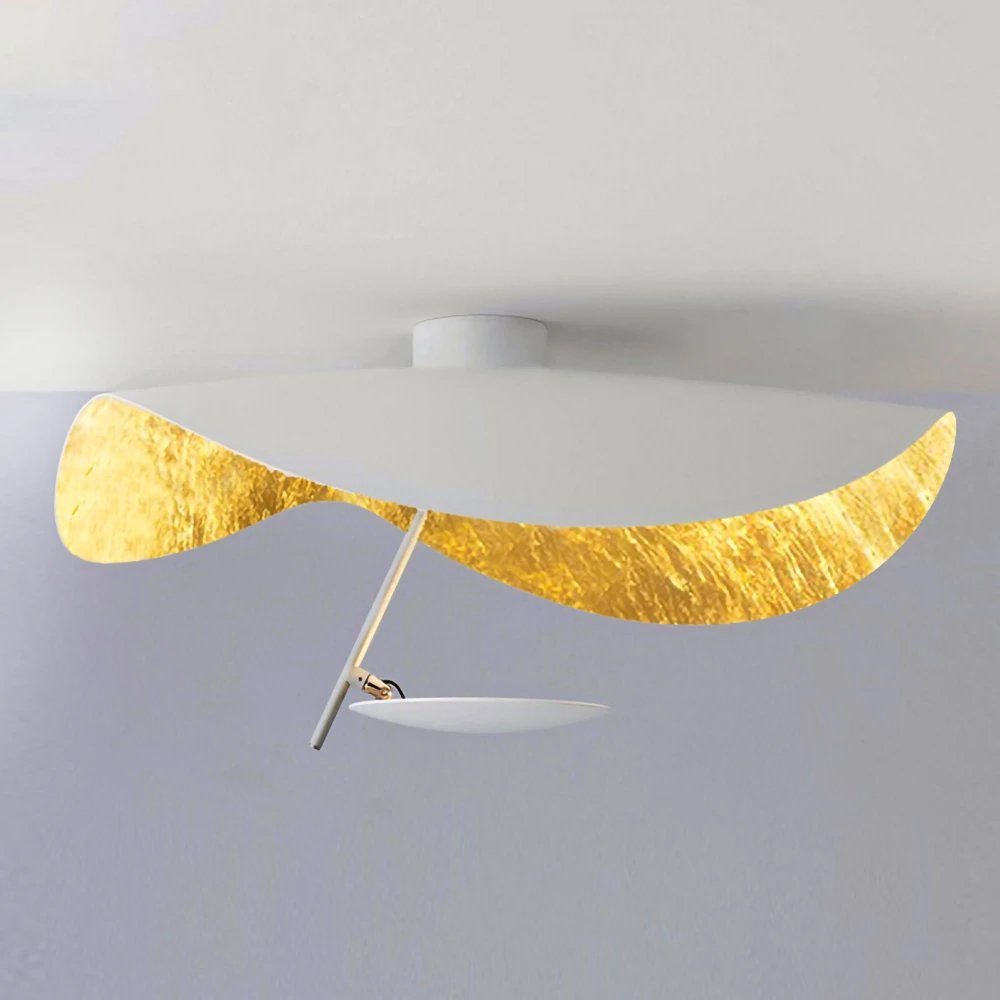 Solenena lámpara de techo Solena con abatidor curvado y interior dorado