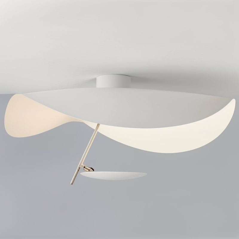 Solenena lámpara de techo Solena con abatidor curvado y interior dorado