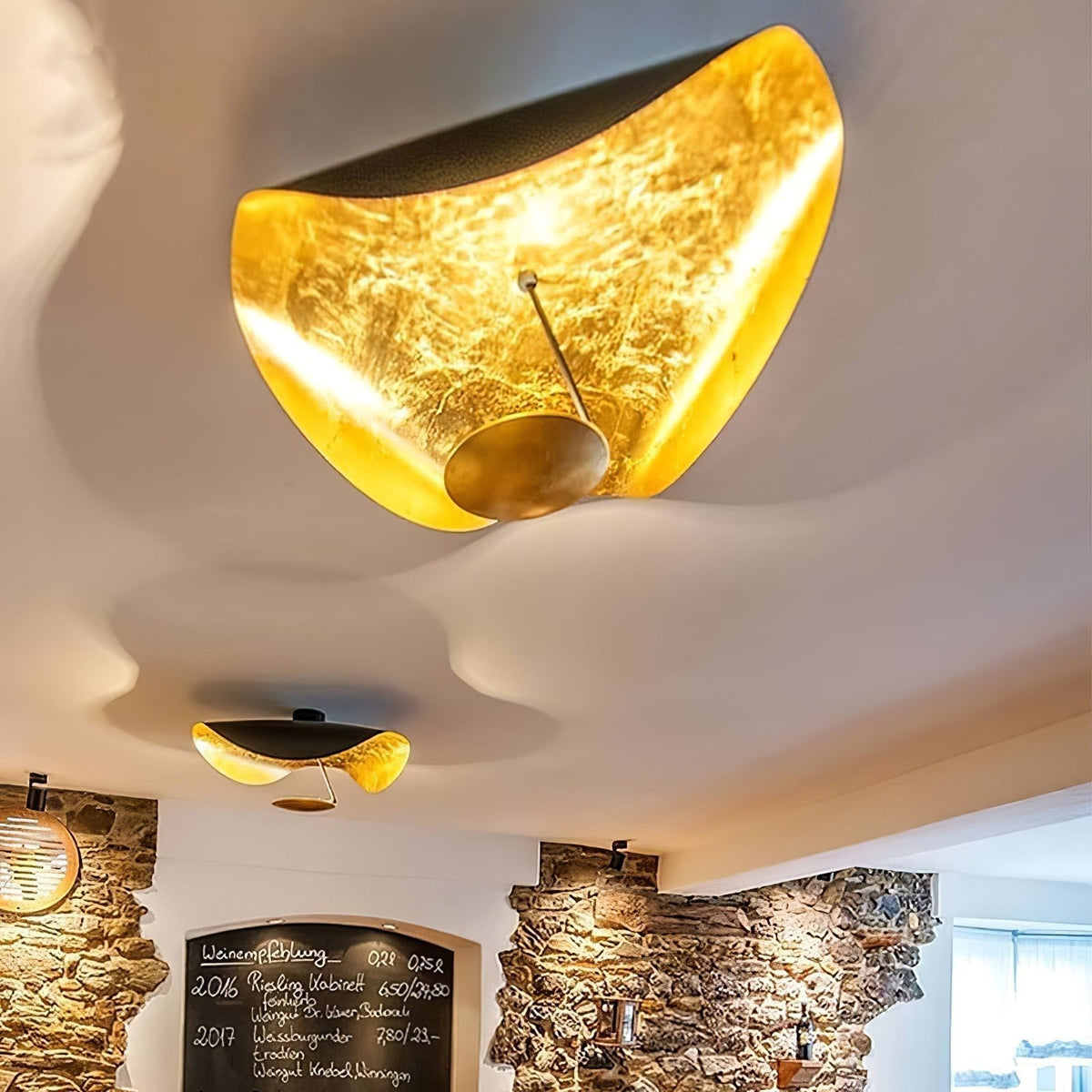 Solenena lámpara de techo Solena con abatidor curvado y interior dorado