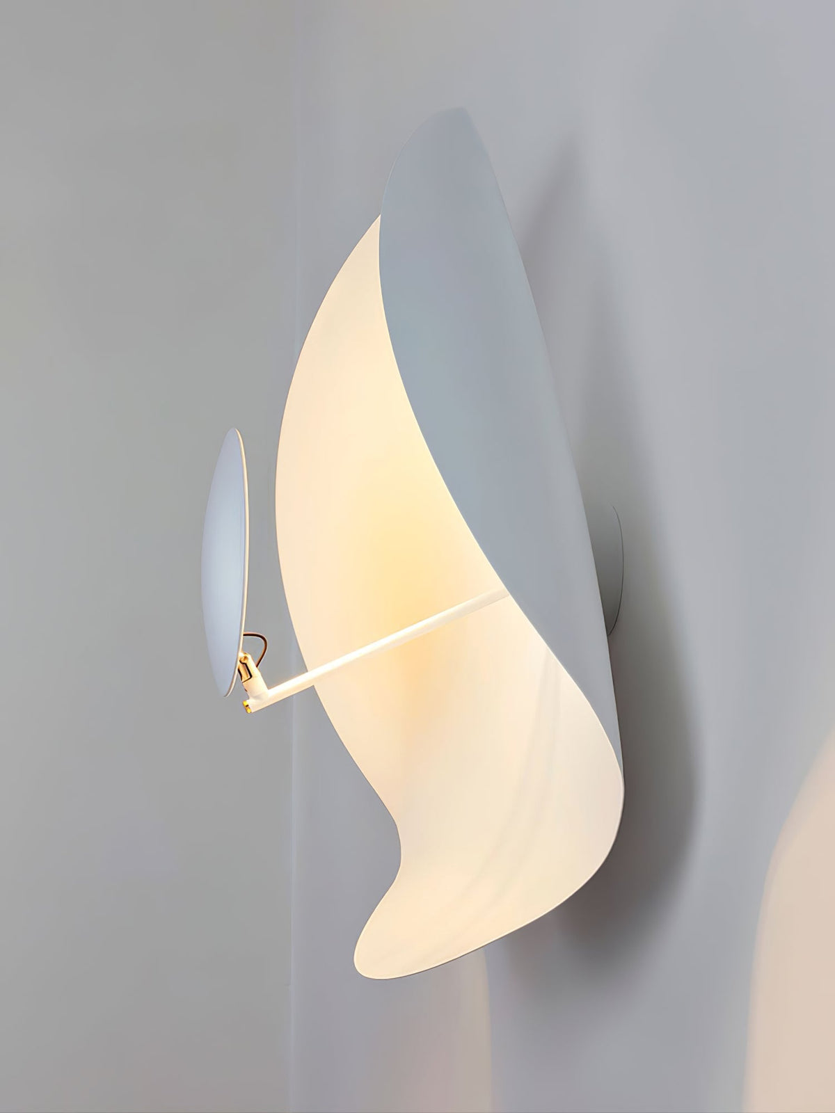 Solenena lámpara de techo Solena con abatidor curvado y interior dorado