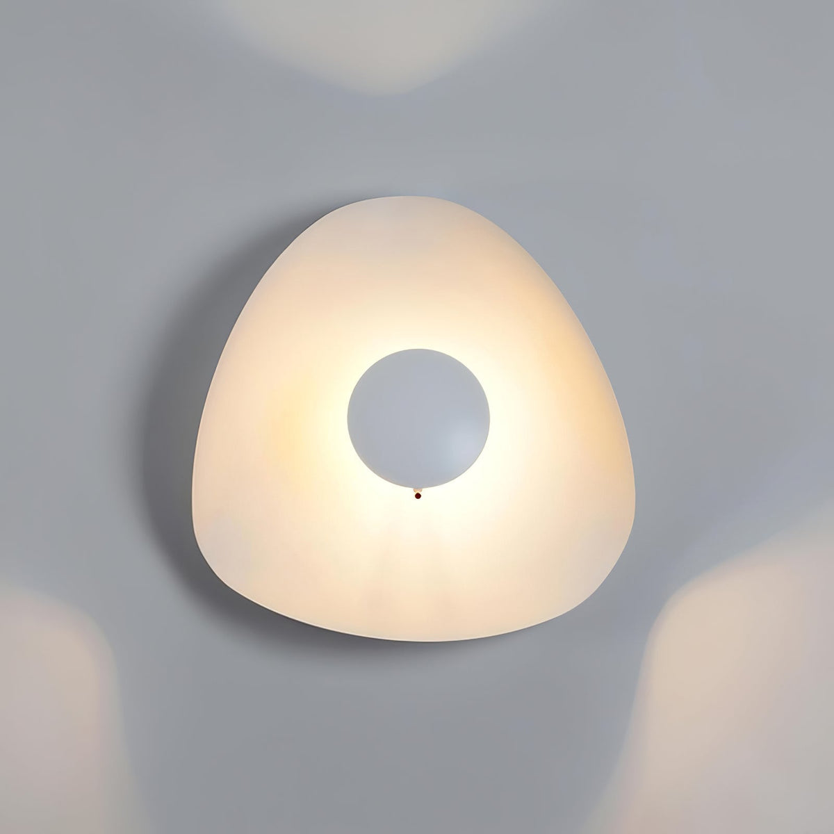 Solenena lámpara de techo Solena con abatidor curvado y interior dorado