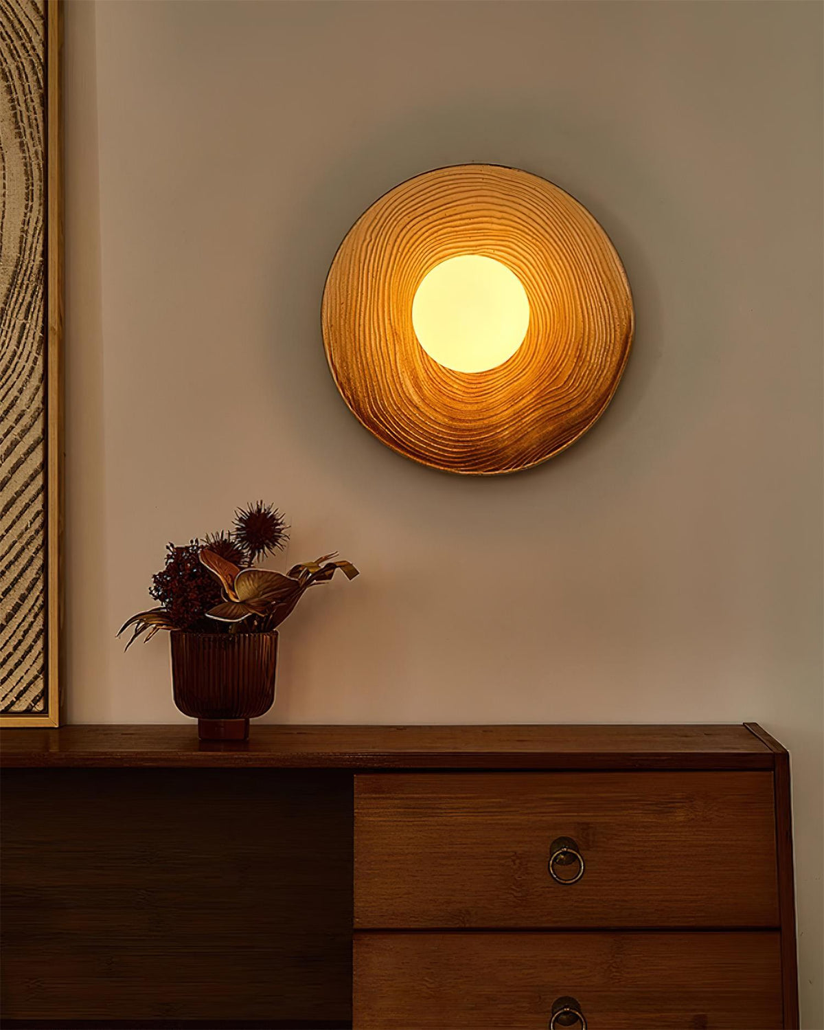 Aplique de pared moderno con disco de cerámica texturizada y acentos de madera