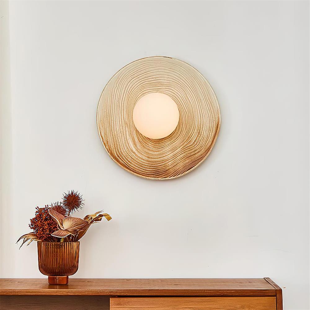 Aplique de pared moderno con disco de cerámica texturizada y acentos de madera