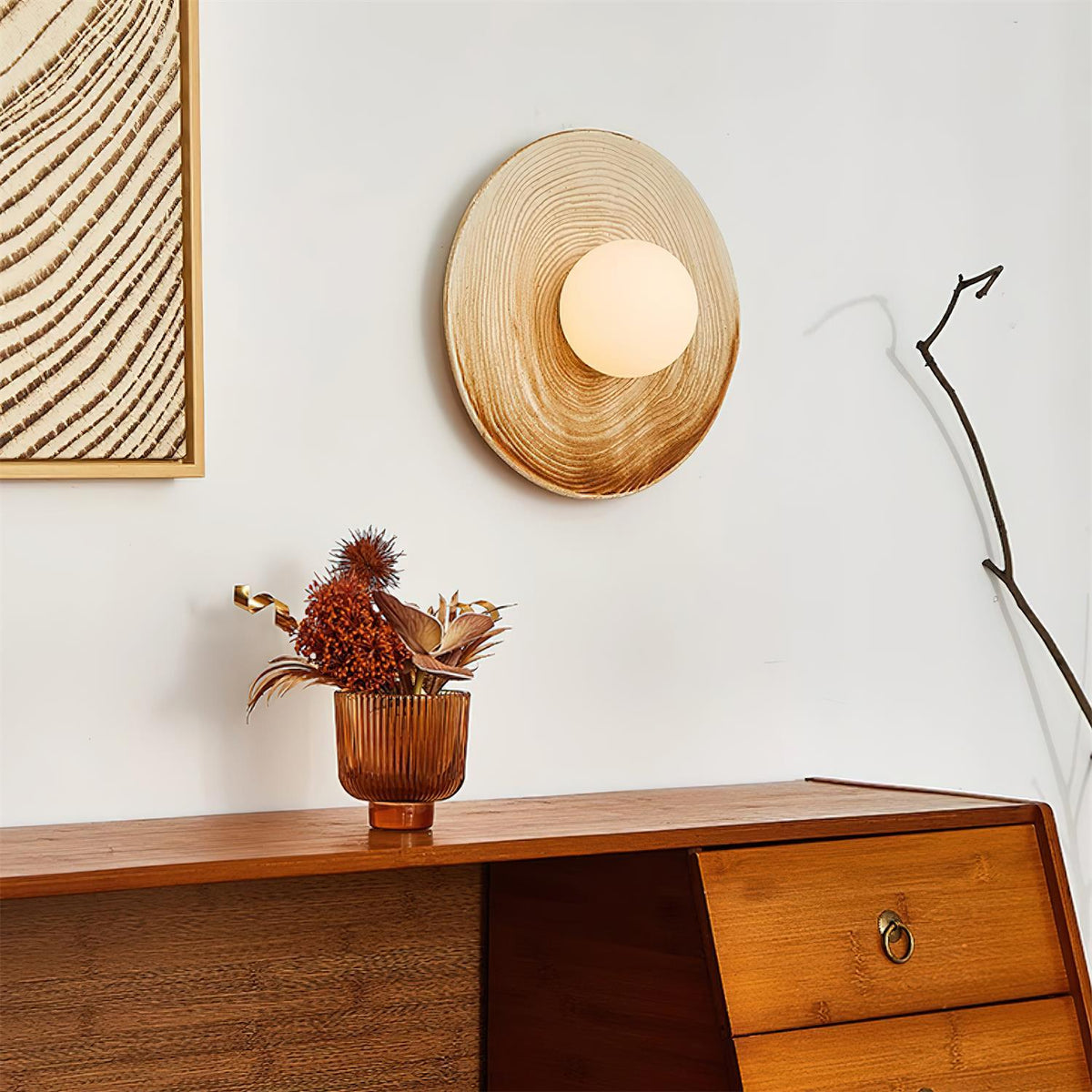 Aplique de pared moderno con disco de cerámica texturizada y acentos de madera