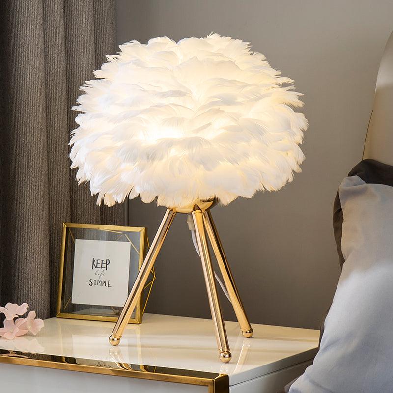 Nilo lámpara de mesa con detalles de pluma en estilo femenino