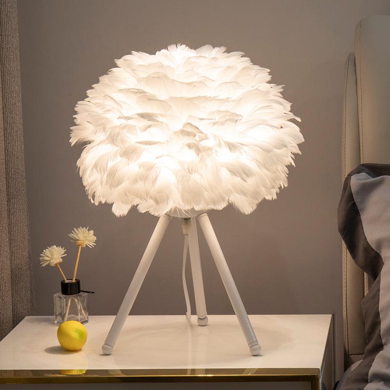 Nilo lámpara de mesa con detalles de pluma en estilo femenino