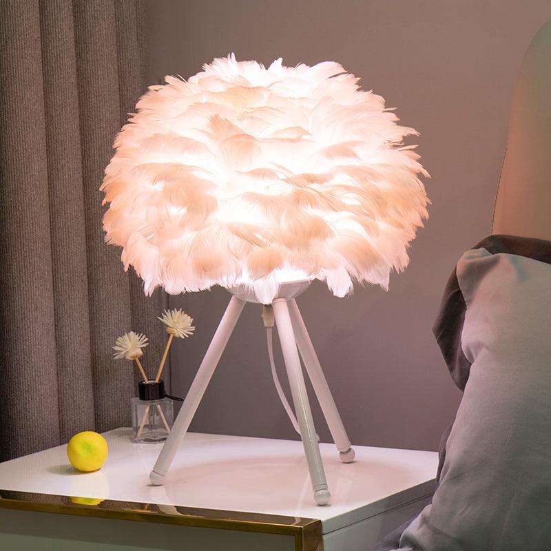 Nilo lámpara de mesa con detalles de pluma en estilo femenino