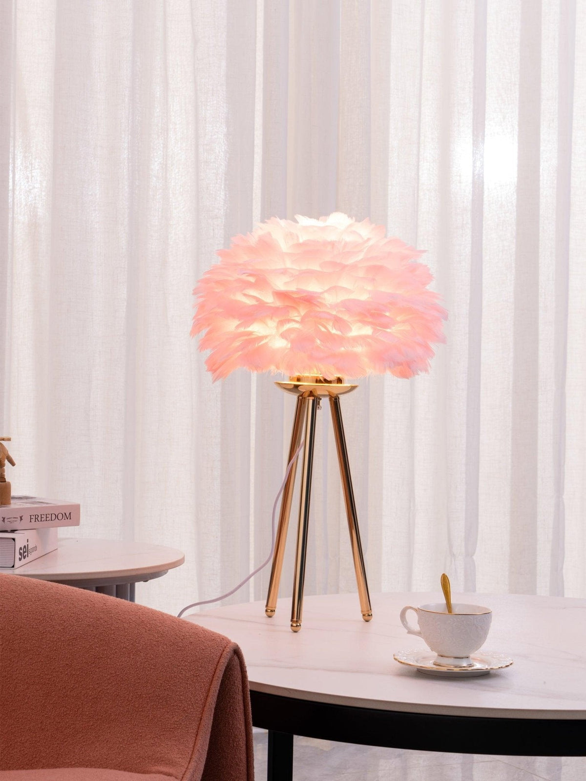 Nilo lámpara de mesa con detalles de pluma en estilo femenino