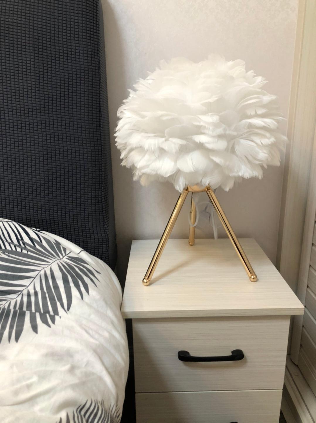 Nilo lámpara de mesa con detalles de pluma en estilo femenino