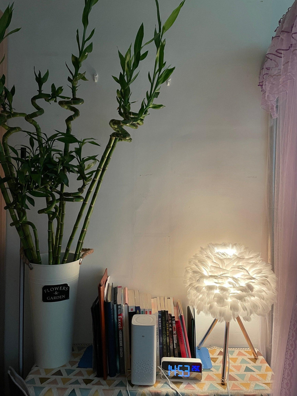 Nilo lámpara de mesa con detalles de pluma en estilo femenino