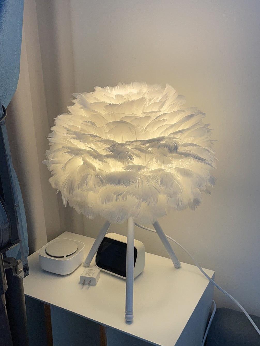 Nilo lámpara de mesa con detalles de pluma en estilo femenino