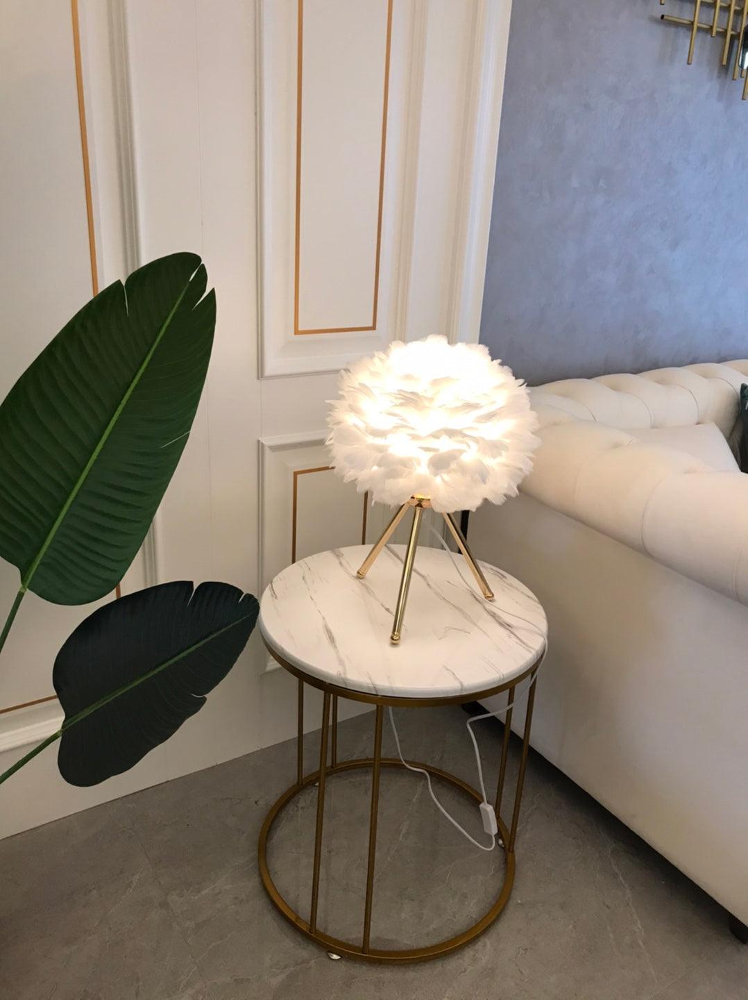 Nilo lámpara de mesa con detalles de pluma en estilo femenino