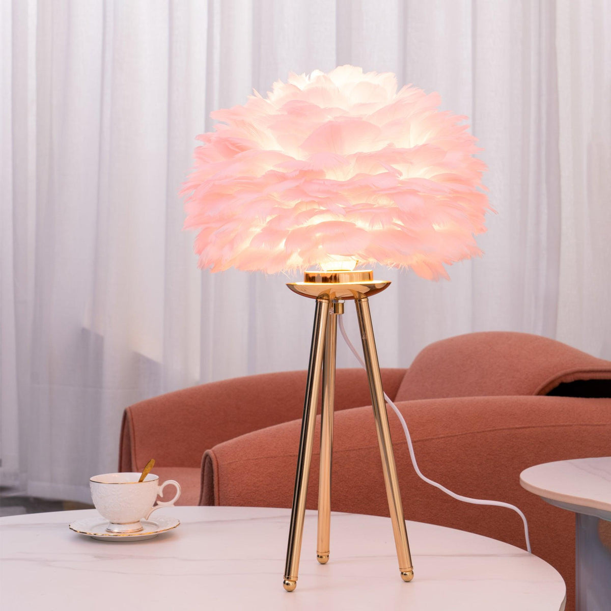 Nilo lámpara de mesa con detalles de pluma en estilo femenino