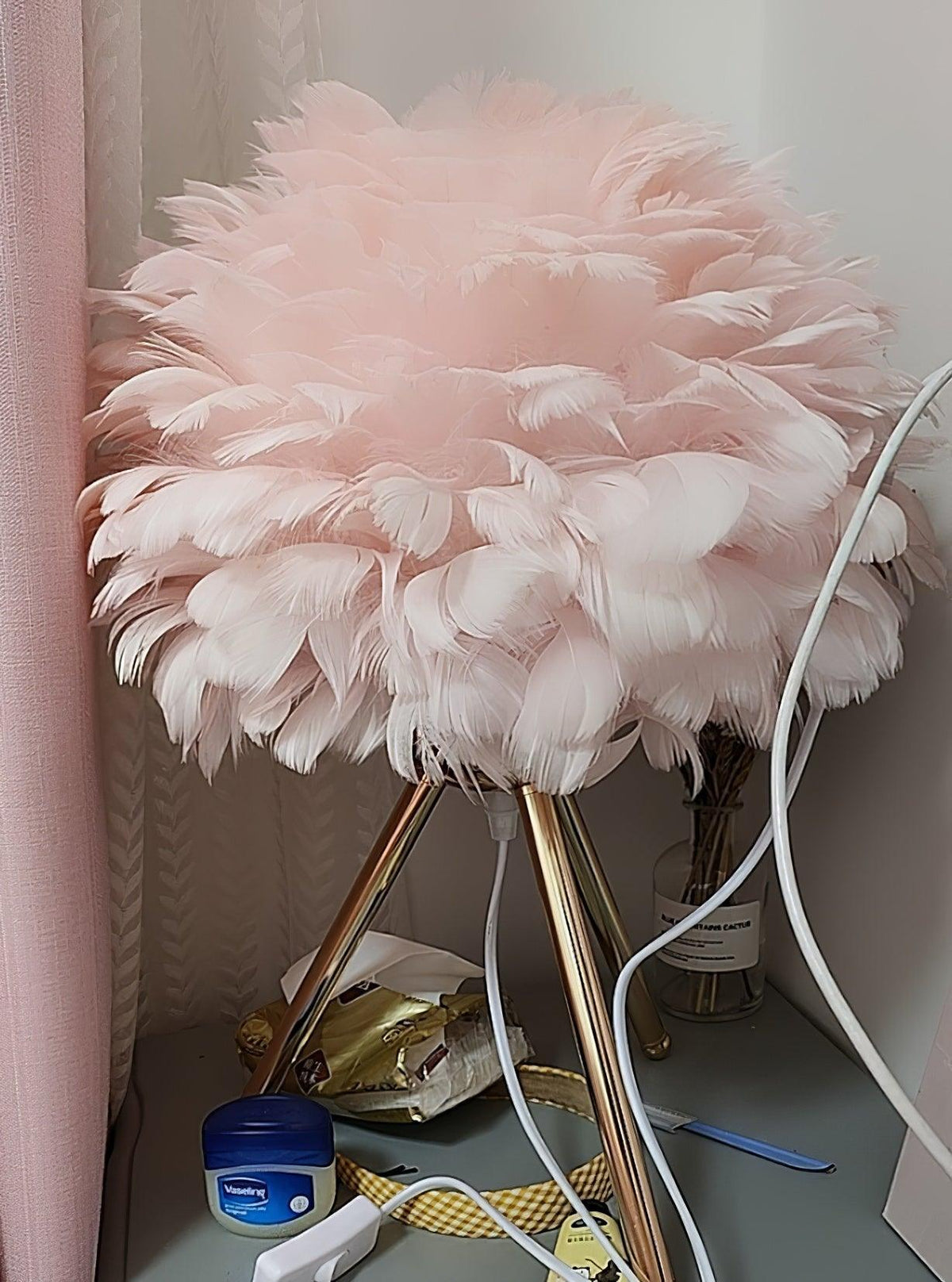 Nilo lámpara de mesa con detalles de pluma en estilo femenino