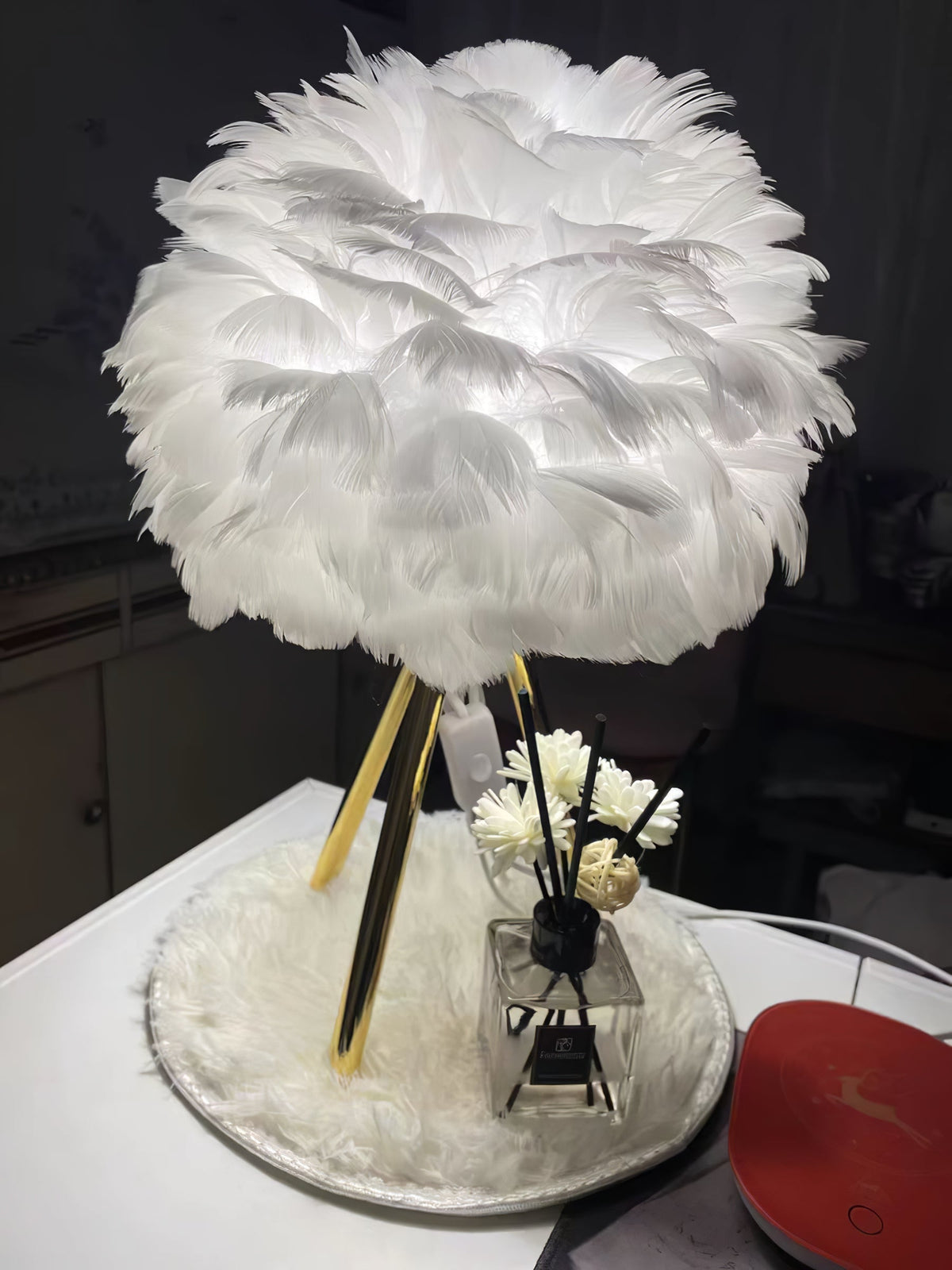 Nilo lámpara de mesa con detalles de pluma en estilo femenino