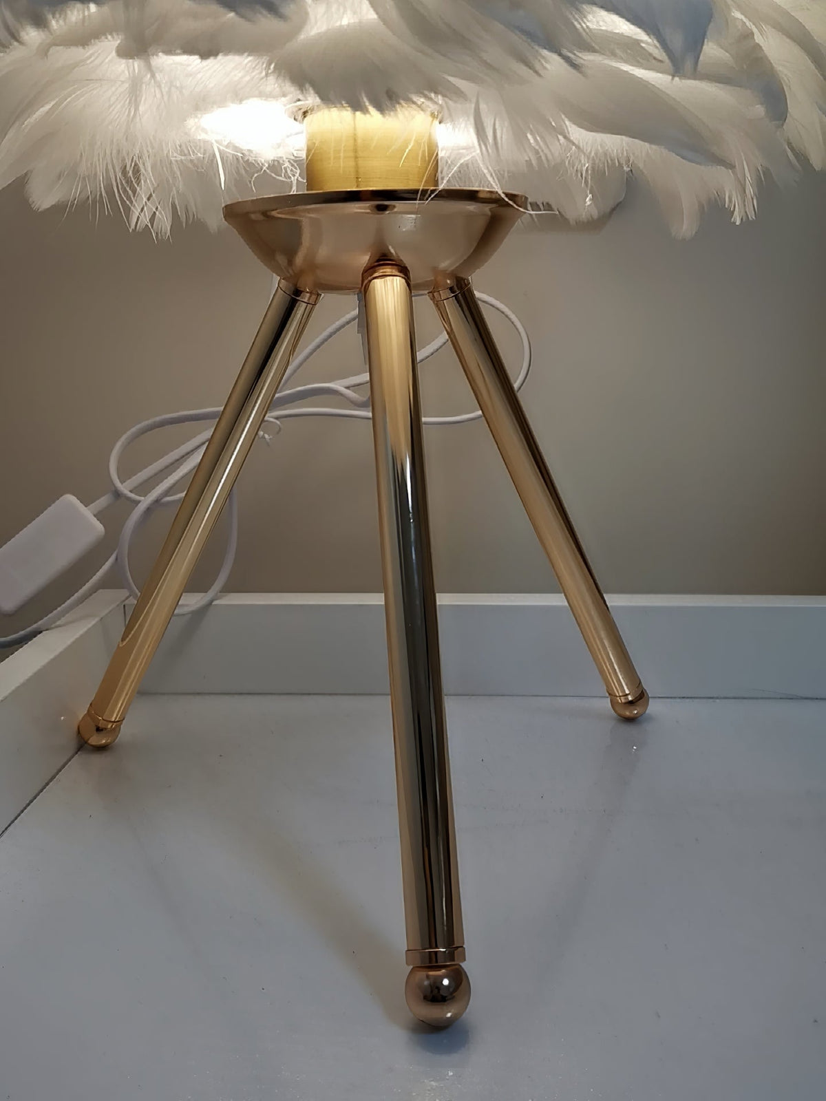 Nilo lámpara de mesa con detalles de pluma en estilo femenino
