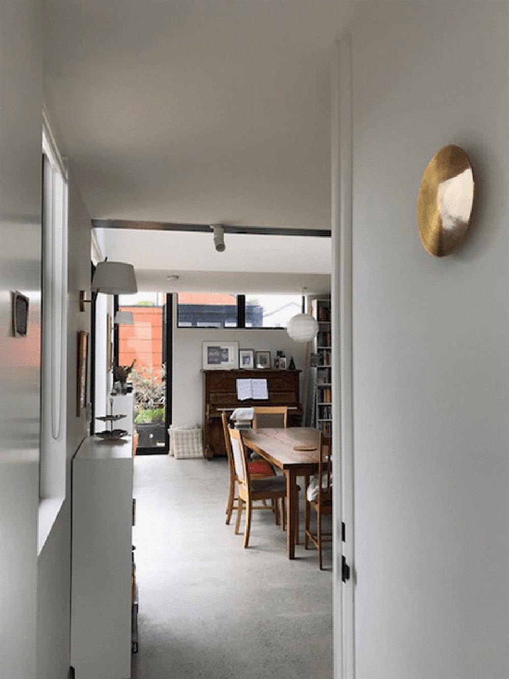 Phelan aplique de pared de latón minimalista