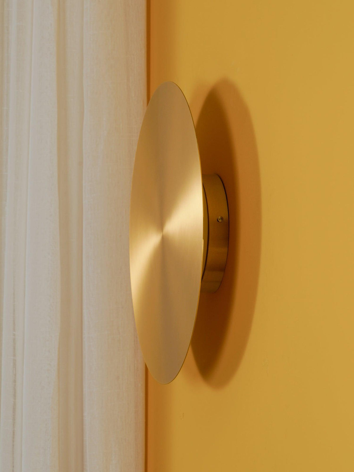Phelan aplique de pared de latón minimalista