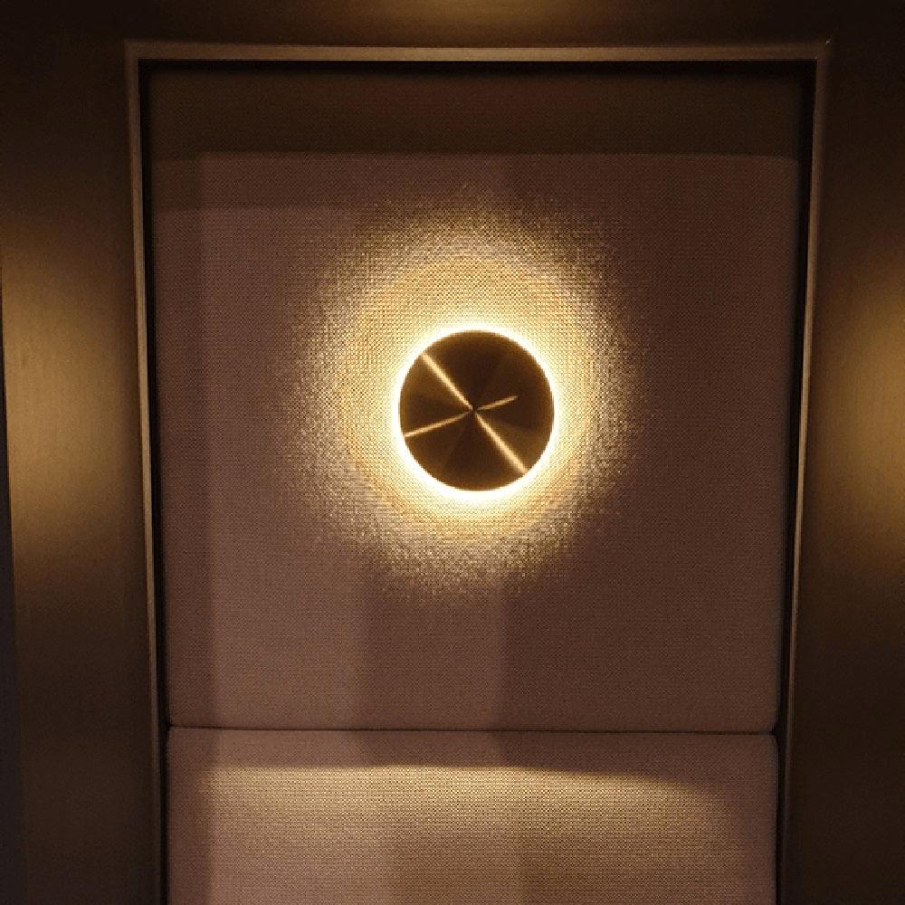 Phelan aplique de pared de latón minimalista