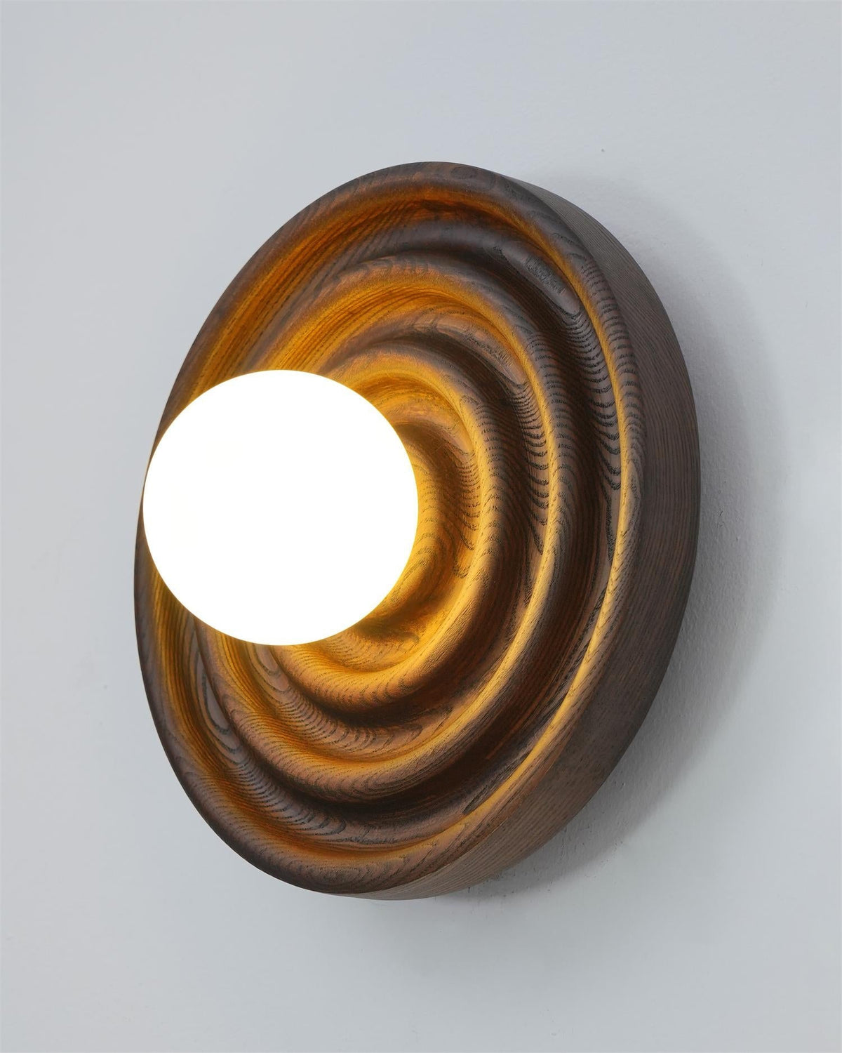 Aldinise aplique de pared efecto ondulado con cuerpo de madera de haya y cúpula de vidrio esfera