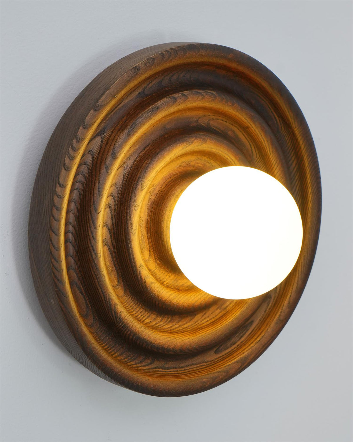 Aldinise aplique de pared efecto ondulado con cuerpo de madera de haya y cúpula de vidrio esfera