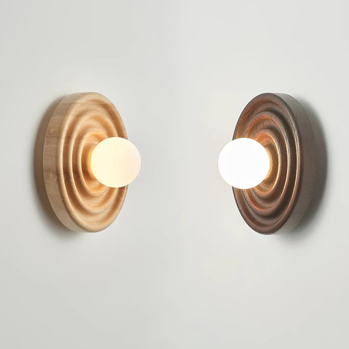 Aldinise aplique de pared efecto ondulado con cuerpo de madera de haya y cúpula de vidrio esfera