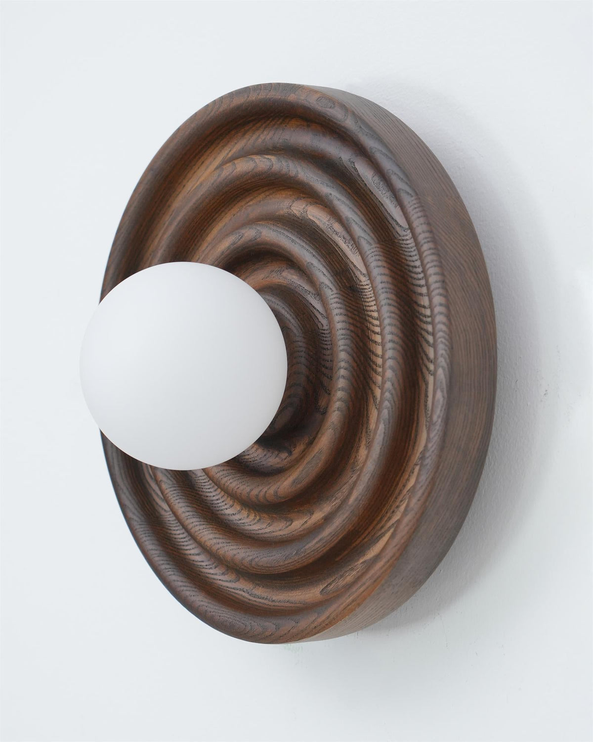 Aldinise aplique de pared efecto ondulado con cuerpo de madera de haya y cúpula de vidrio esfera