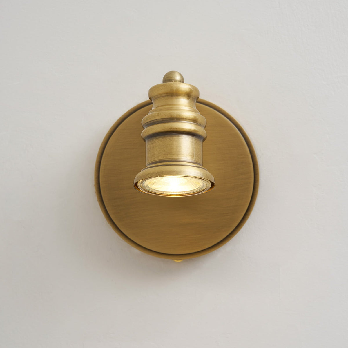 Corten aplique de pared en latón