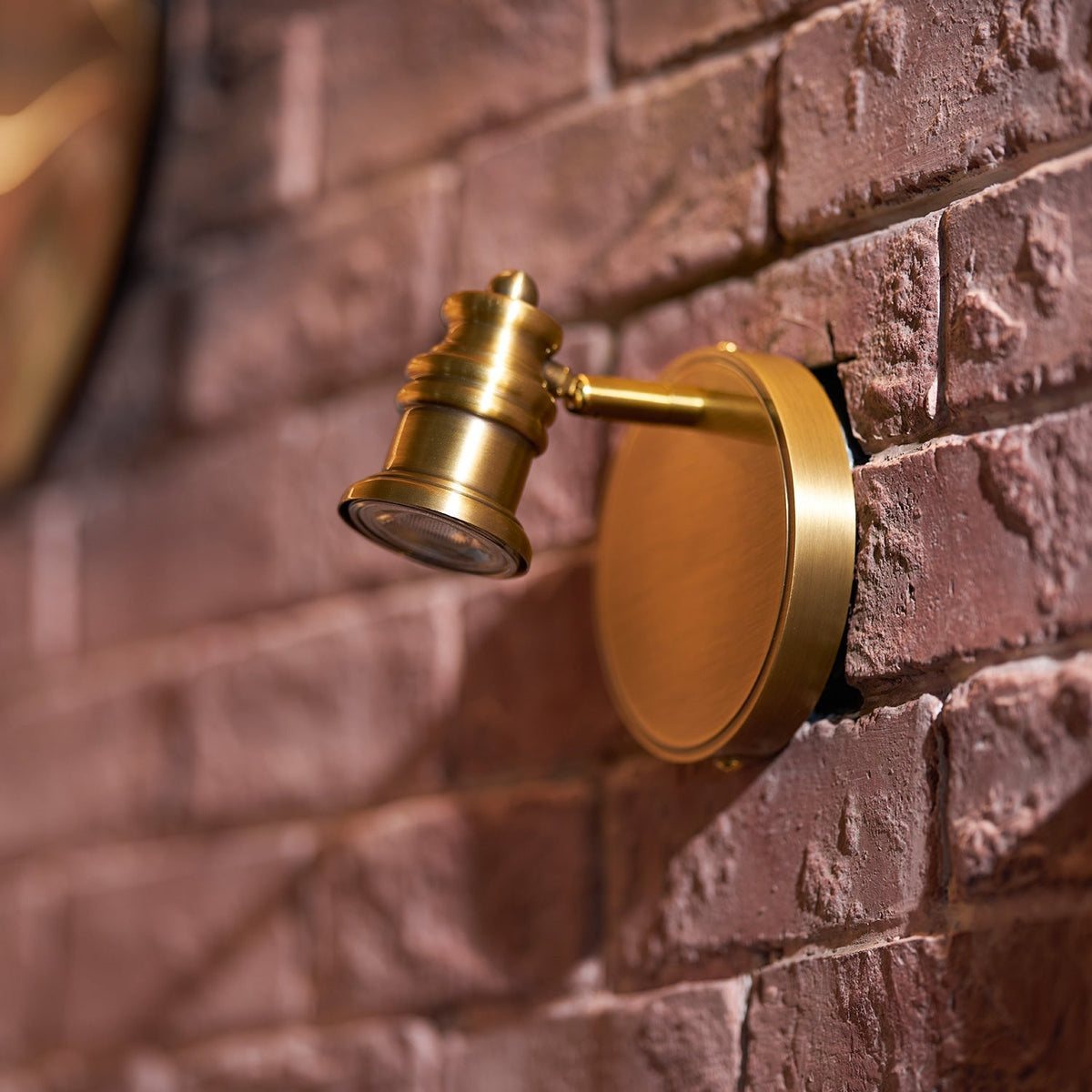Corten aplique de pared en latón
