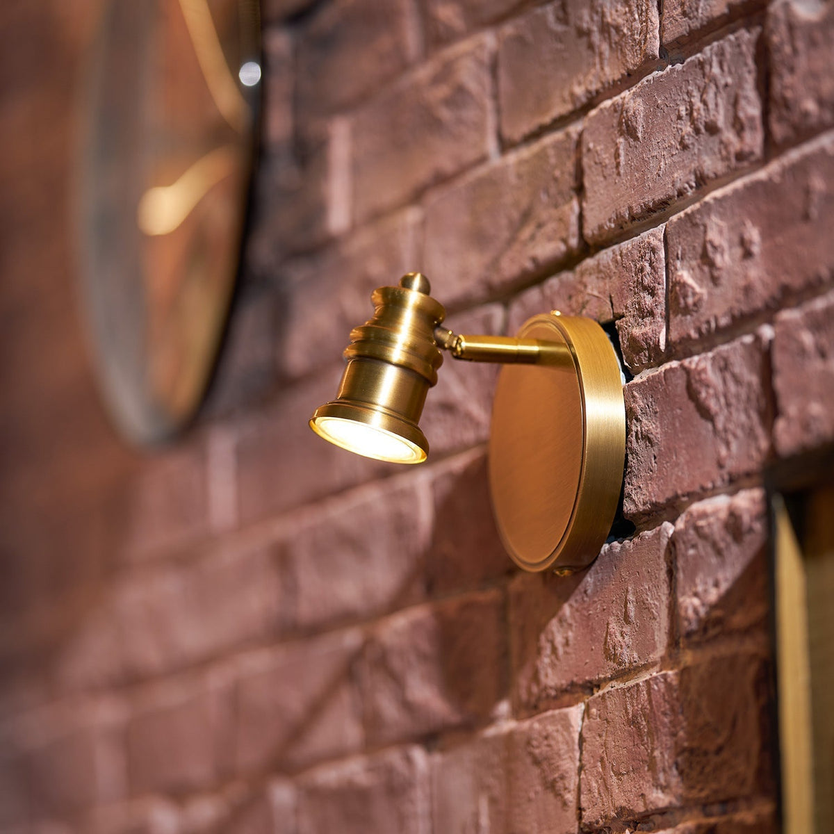 Corten aplique de pared en latón