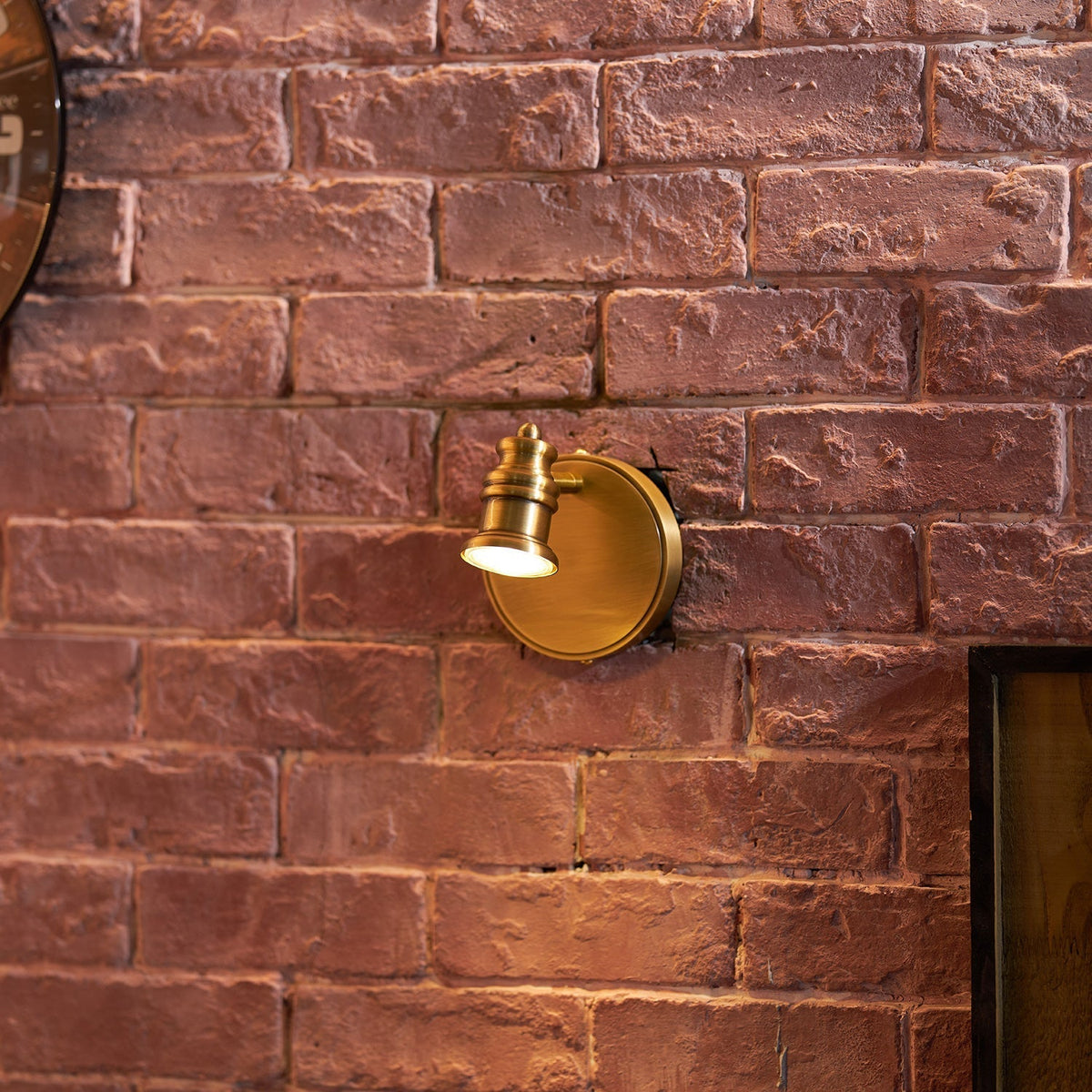 Corten aplique de pared en latón