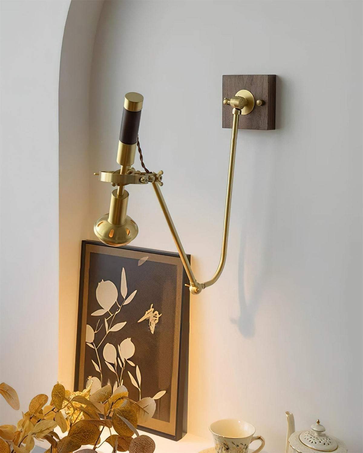 Aplique de pared ajustable de latón y nogal, estilo vintage industrial
