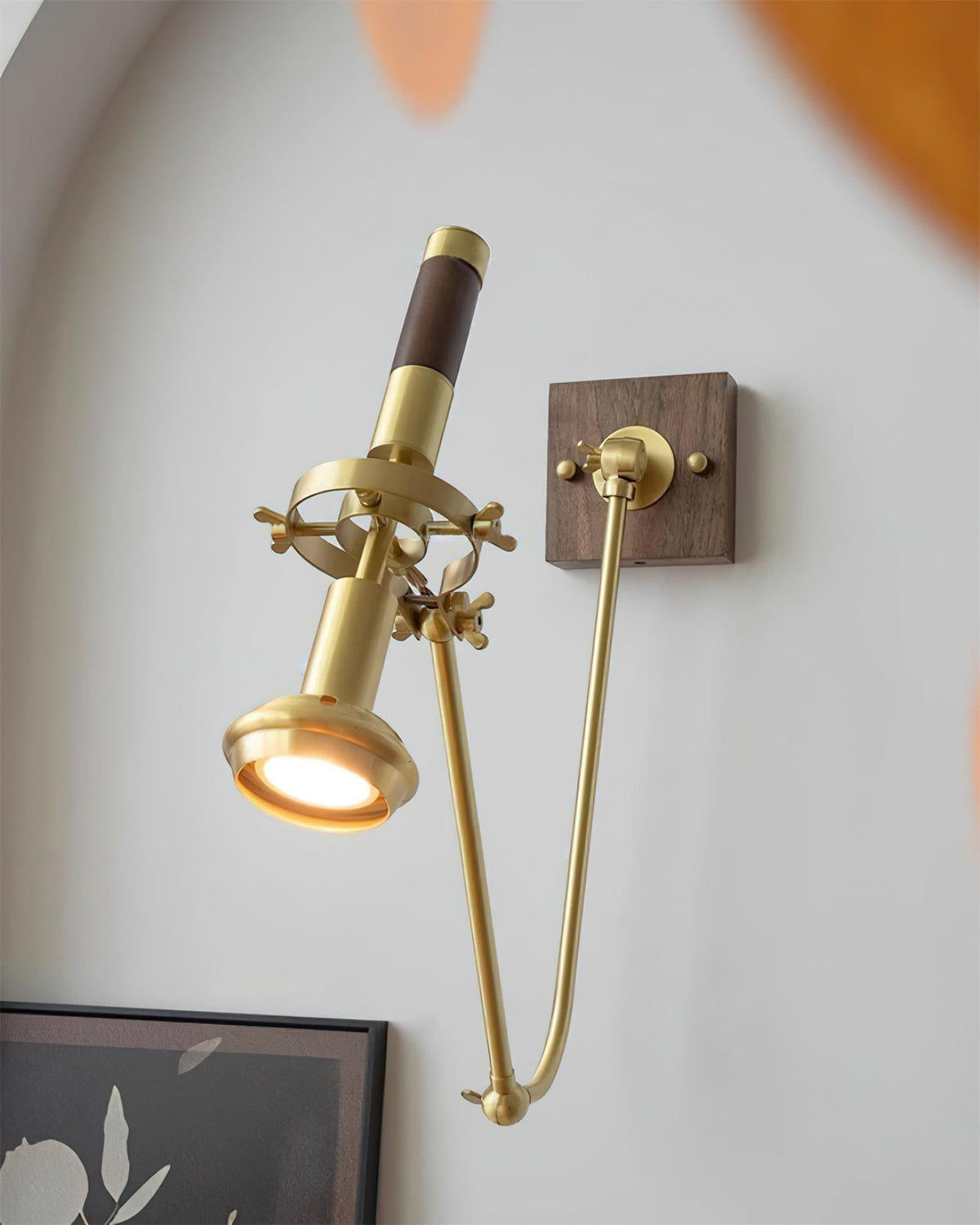 Aplique de pared ajustable de latón y nogal, estilo vintage industrial