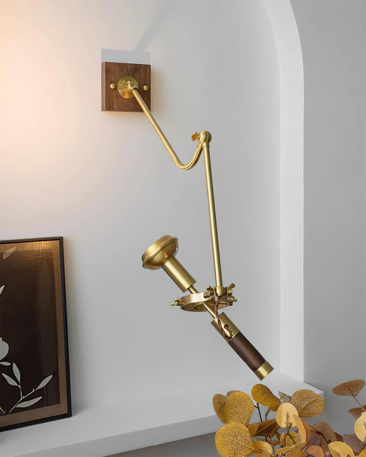 Aplique de pared ajustable de latón y nogal, estilo vintage industrial