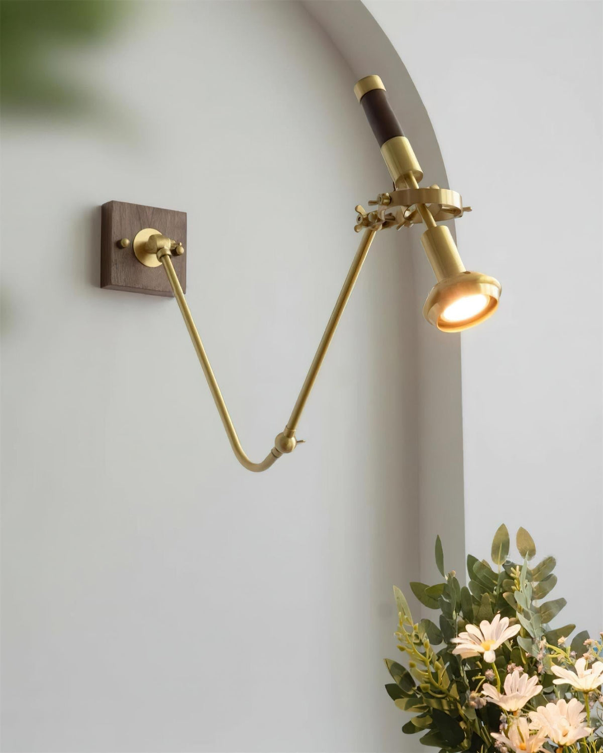 Aplique de pared ajustable de latón y nogal, estilo vintage industrial
