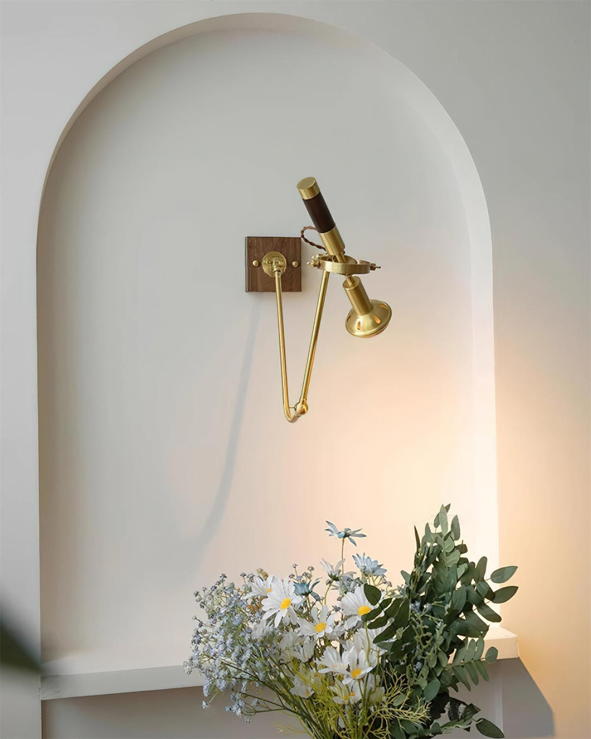 Aplique de pared ajustable de latón y nogal, estilo vintage industrial