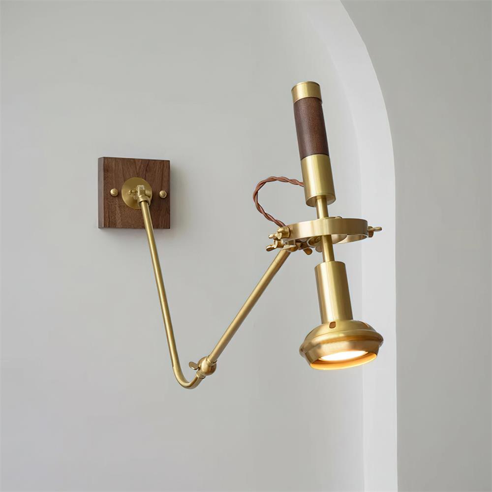 Aplique de pared ajustable de latón y nogal, estilo vintage industrial